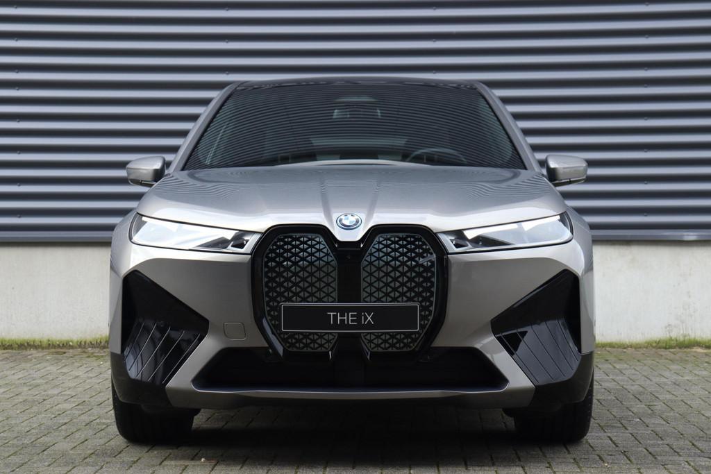 BMW iX xDrive40 High Executive | Sport Edition | Sportpakket, Auto's, BMW, Automaat, Stof, Met garantie (alle), Metallic lak