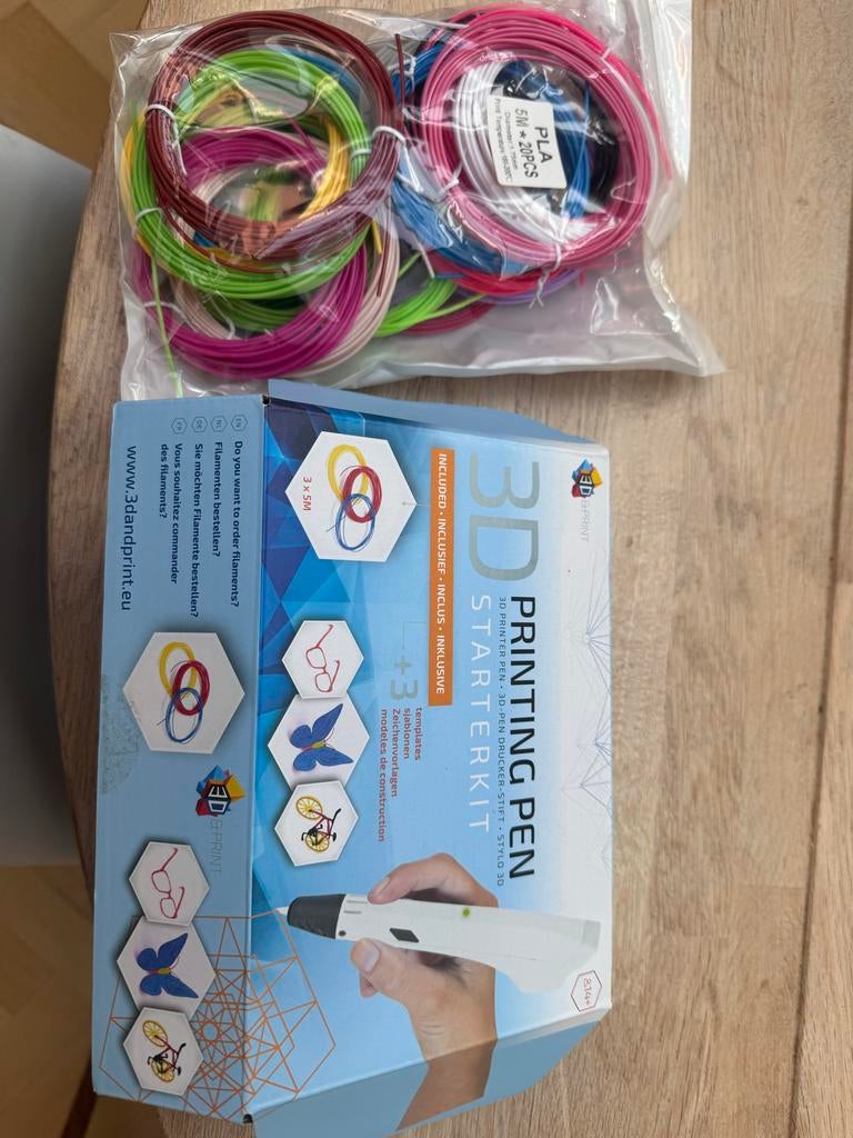 Werkende 3D pen met veel kleuren filament starterkit, Computers en Software, 3D Printers, Ophalen of Verzenden, Zo goed als nieuw