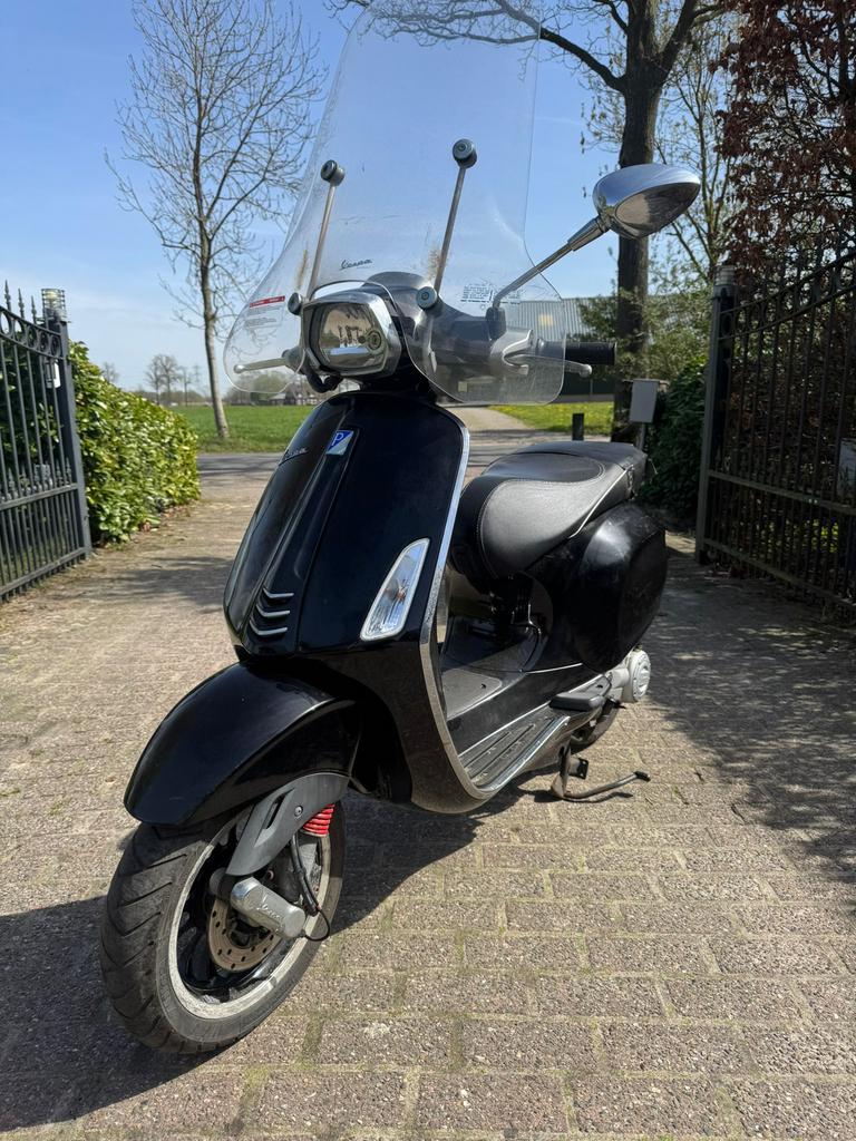 Vespa sprint snor glans zwart opknapper met wat schade, Fietsen en Brommers, Scooters | Vespa, Ophalen of Verzenden, Zo goed als nieuw