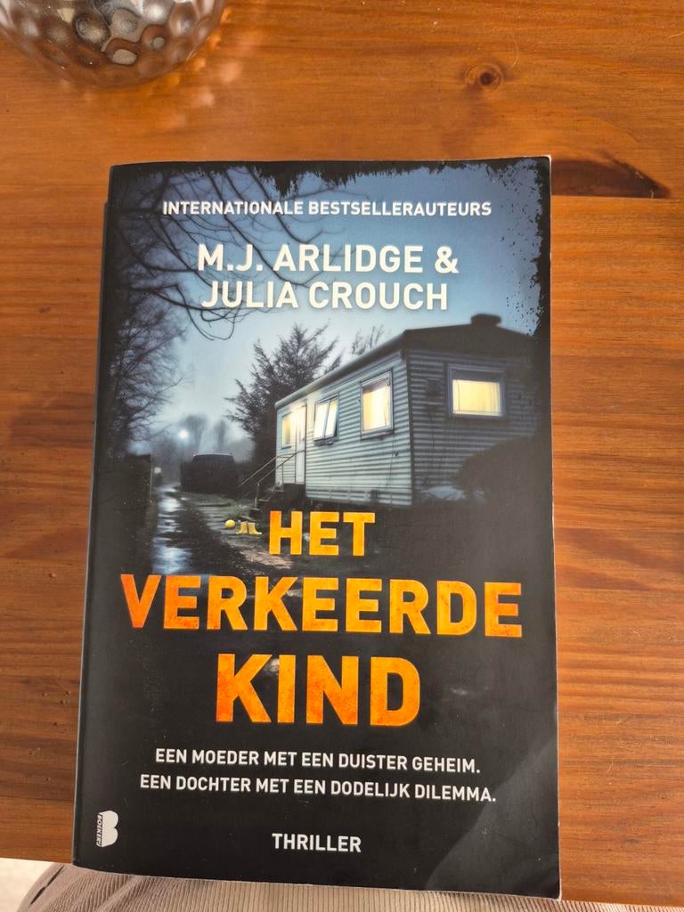 Het Verkeerde Kind - M.J. Arlidge & Julia Crouch (Thriller), Boeken, Ophalen of Verzenden, Gelezen, M.J. Arlidge & Julia Crouch
