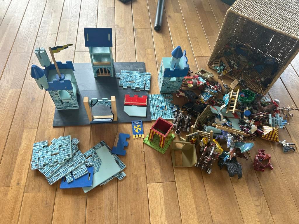 Schleich ridderkasteel met veel toebehoren, Ophalen, Gebruikt, Jongen of Meisje