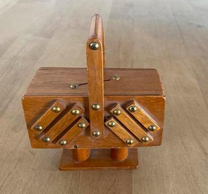 Houten naaidoosje spaarpot 50-60 jaar oud, Verzamelen, Ophalen of Verzenden, Gebruikt, Metaal of Blik, Overige thema's