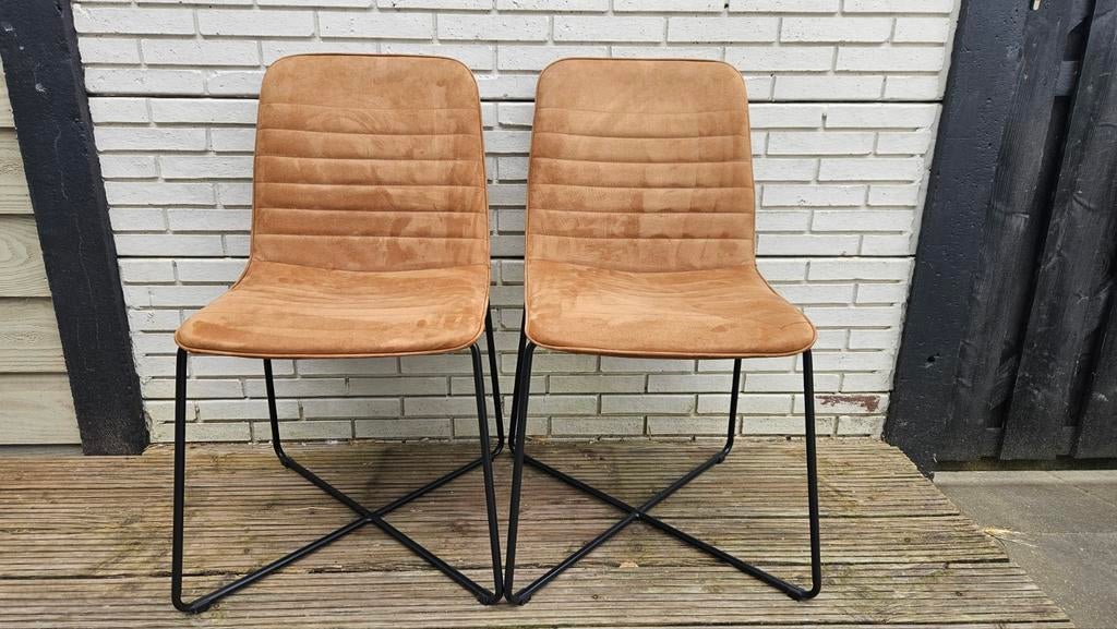 Te koop 2 eetkamerstoelen bruin microleder, 5 krukken of meer, Ophalen, Zo goed als nieuw, 60 tot 90 cm