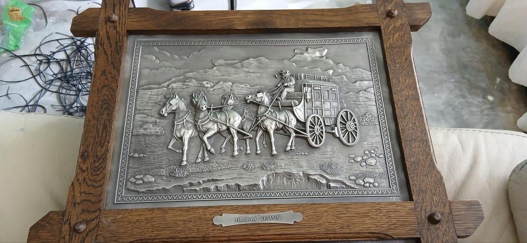 Tinnen bord met koets en paarden in houten lijst, Ophalen of Verzenden