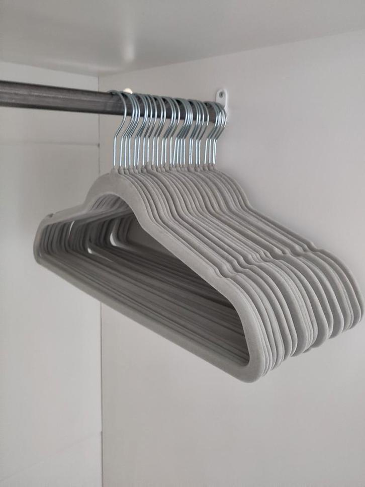 Anti-slip clothes hangers / Antislip-kleerhangers (x50), Kleding | Dames, Kledinghangers, Gebruikt, Fluweel, Volwassenen, Ophalen