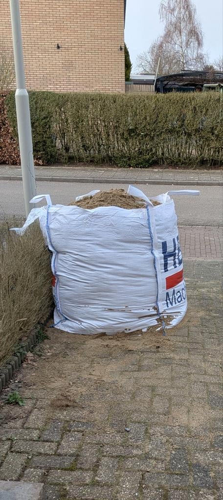 Gratis af te halen: Geel straatzand/ophoogzand in big bags, Tuin en Terras, Ophalen