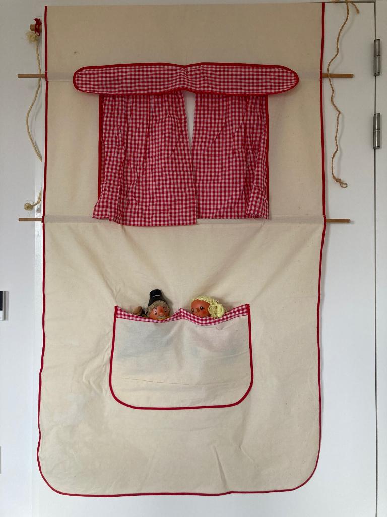 Poppenkast met toebehoren, Kinderen en Baby's, Speelgoed | Poppen, Ophalen of Verzenden, Gebruikt, Overige typen