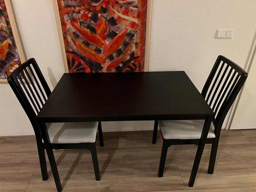 IKEA Zwarte eettafel (110x67) en 2 eetstoelen, Ophalen, Zo goed als nieuw, Minder dan 4 stoelen