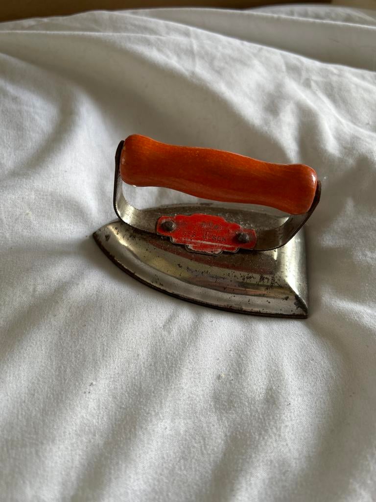 Oud poppenstrijkijzertje, Ophalen of Verzenden, Gebruikt