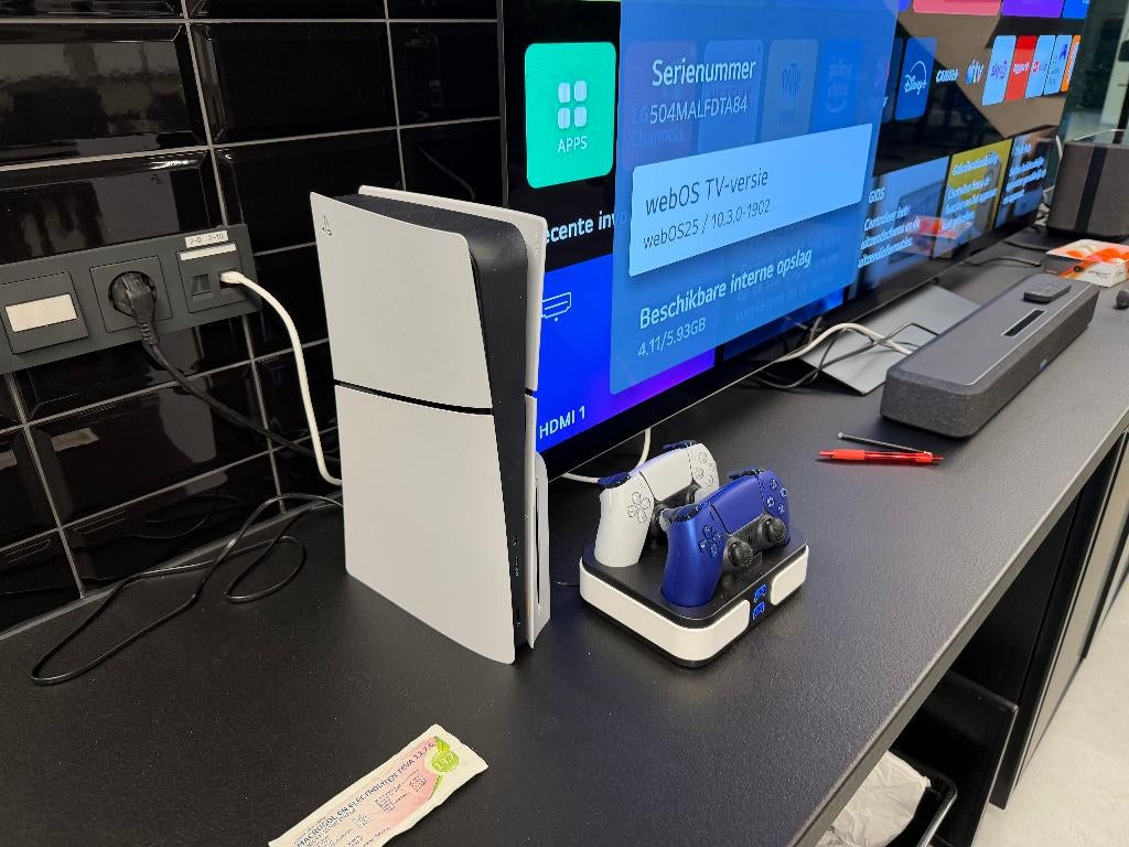 PS5 1TB Slim met mooi controller station, Ophalen of Verzenden, Zo goed als nieuw