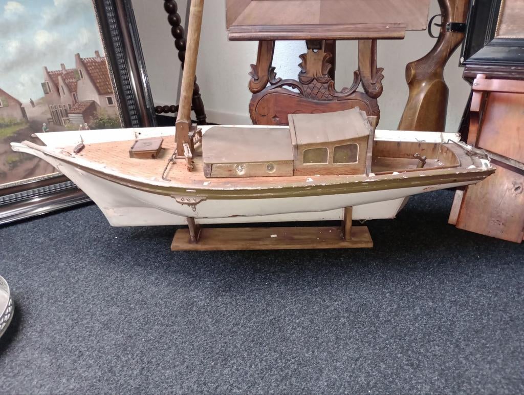 Oude modelboot uit 1937, Ophalen