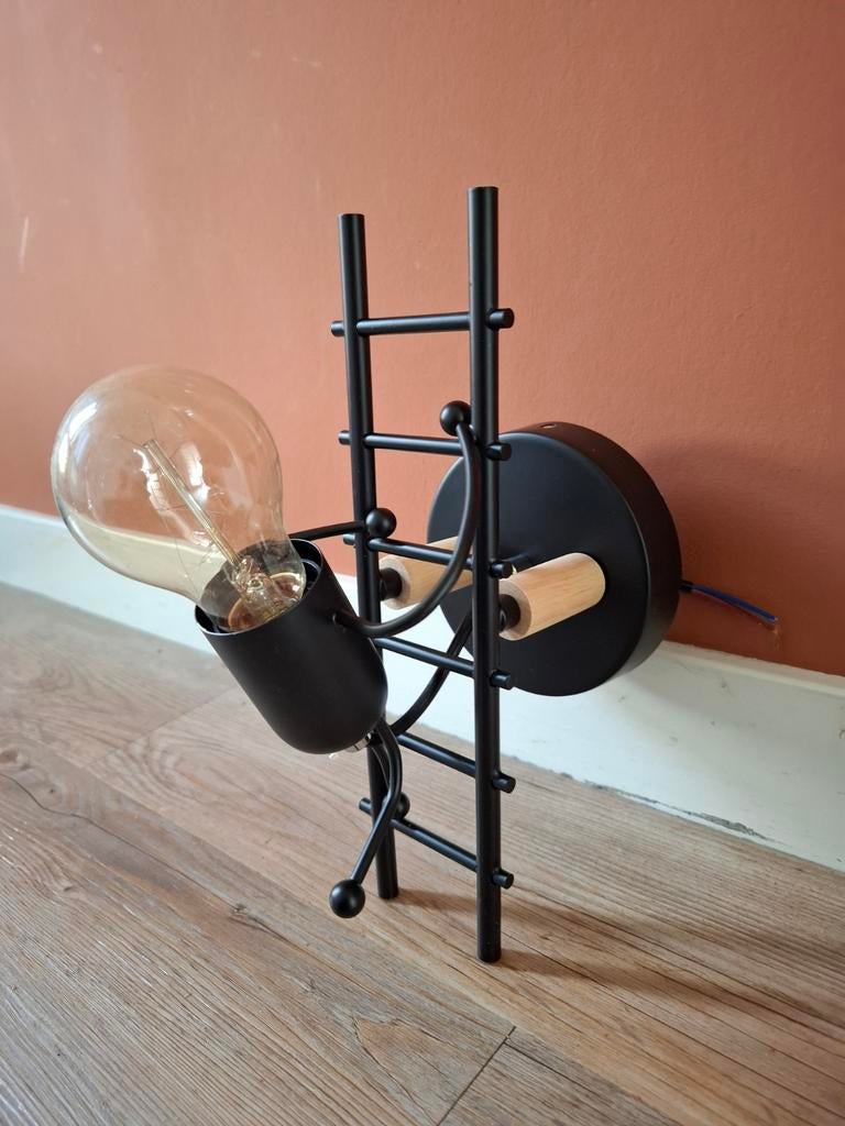Stoere wandlamp kinderkamer - klimmend mannetje, Ophalen of Verzenden, Zo goed als nieuw, Hout, Industrieel, Speels, Modern