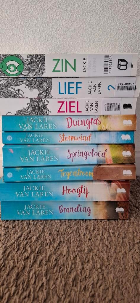 9 romans chicklit Jackie van Laren q en eilandliefde serie, Boeken, Ophalen of Verzenden, Gelezen