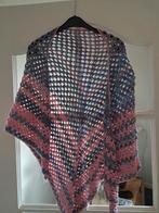 Gehaakte omslagdoek in roze en blauw, Kleding | Dames, Maat 38/40 (M), Ophalen of Verzenden, Zo goed als nieuw, Roze