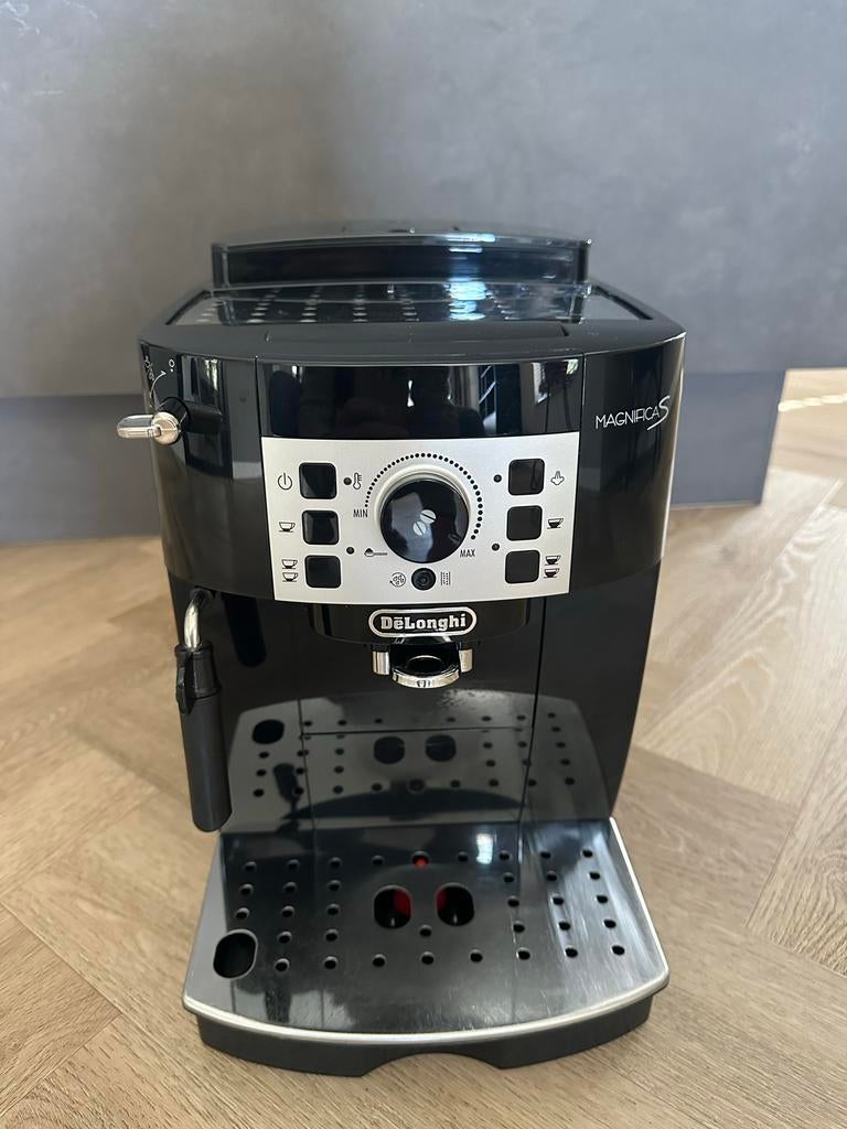 DeLonghi Magnifica S koffiemachine, Witgoed en Apparatuur, Koffiezetapparaten, Ophalen, Gebruikt, Koffiemachine, Koffiebonen
