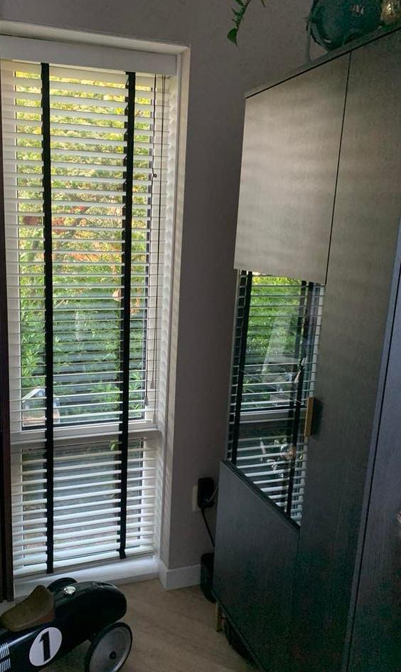2 stuks Brede, witte, houten Luxaflex met zwarte banden, Huis en Inrichting, Ophalen, 200 cm of meer, Wit, 50 tot 100 cm