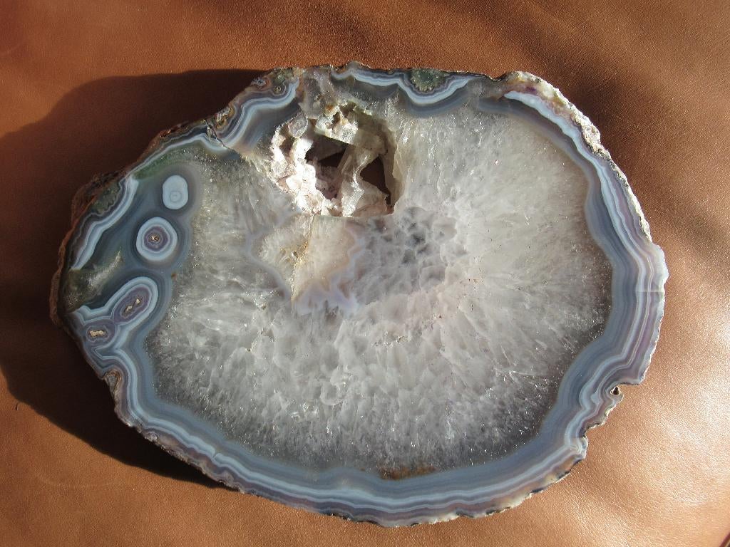 GEODESCHIJF prachtige kleur blauw/grijs dik 3 cm 22x30 cm, Verzamelen, Mineralen en Fossielen, Ophalen of Verzenden, Mineraal