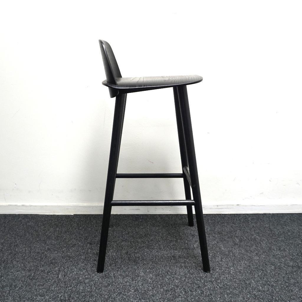 Muuto Nerd Barkruk | Zwart | Hout | Zithoogte 75 cm | Kruk, Huis en Inrichting, Barkrukken, -, -, 60 tot 90 cm, Ophalen of Verzenden