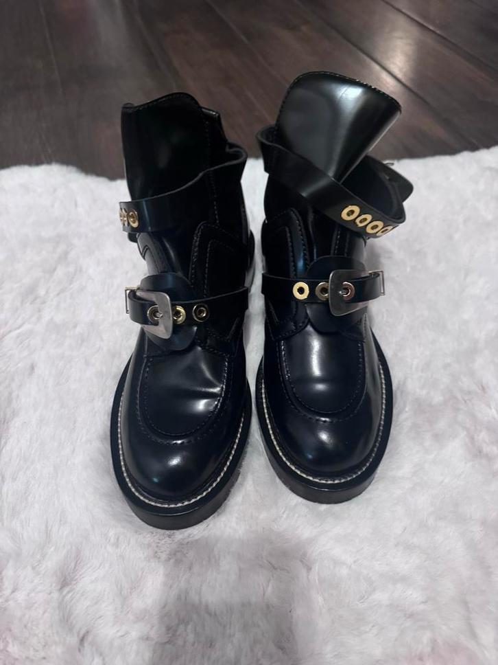 Balenciaga Cut Out Boots - Zo goed als nieuw, Kleding | Dames, Schoenen, Zo goed als nieuw, Lage of Enkellaarzen, Zwart, Ophalen of Verzenden