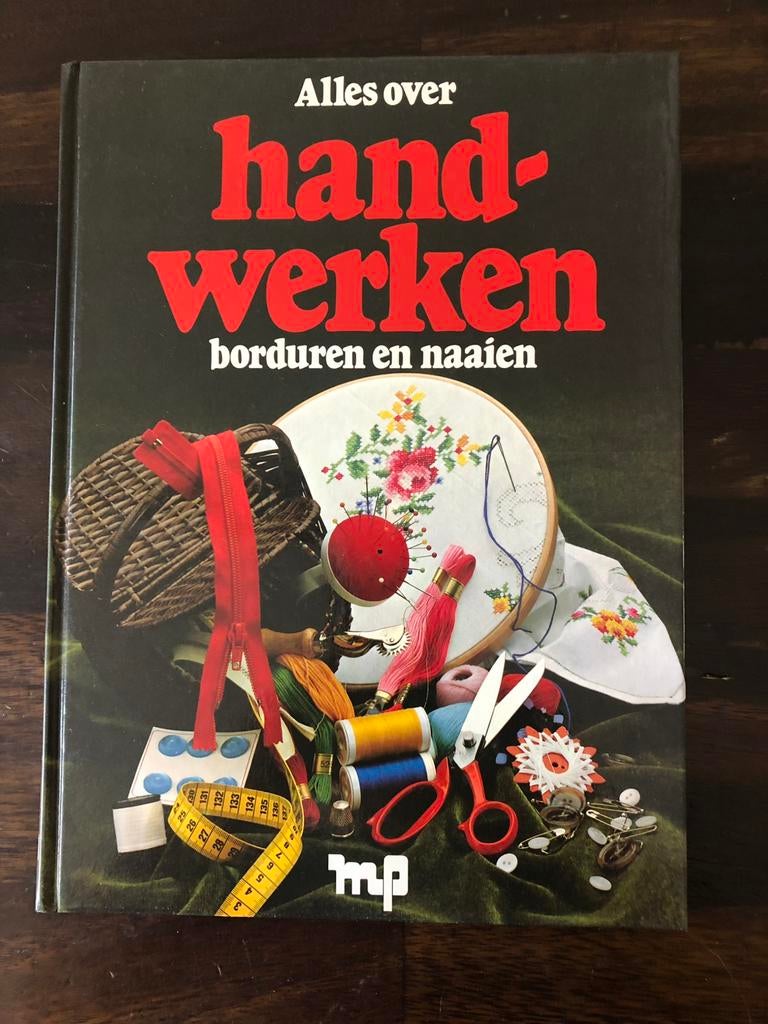 Dik gebonden boek over borduren en naaien, Ophalen of Verzenden, Zo goed als nieuw, Borduren en Naaien