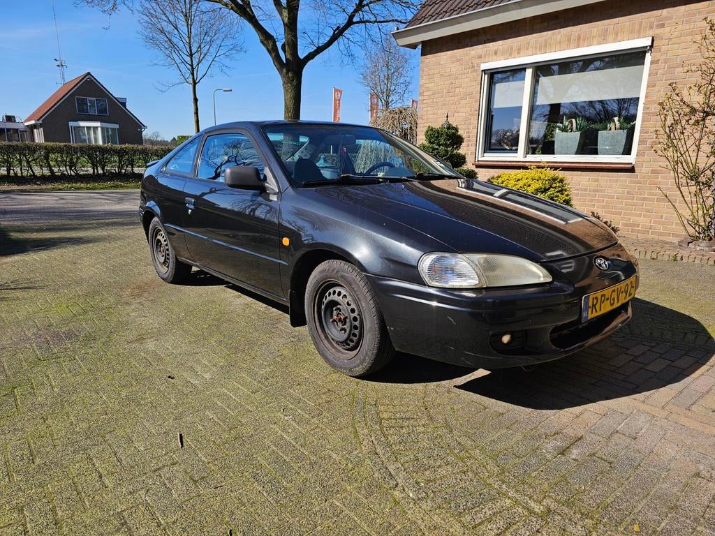 Toyota Paseo 1.5 I 1997 Zwart | APK tot januari 2027, Auto's, Voorwielaandrijving, 31 €/maand, 4 cilinders, Airbags