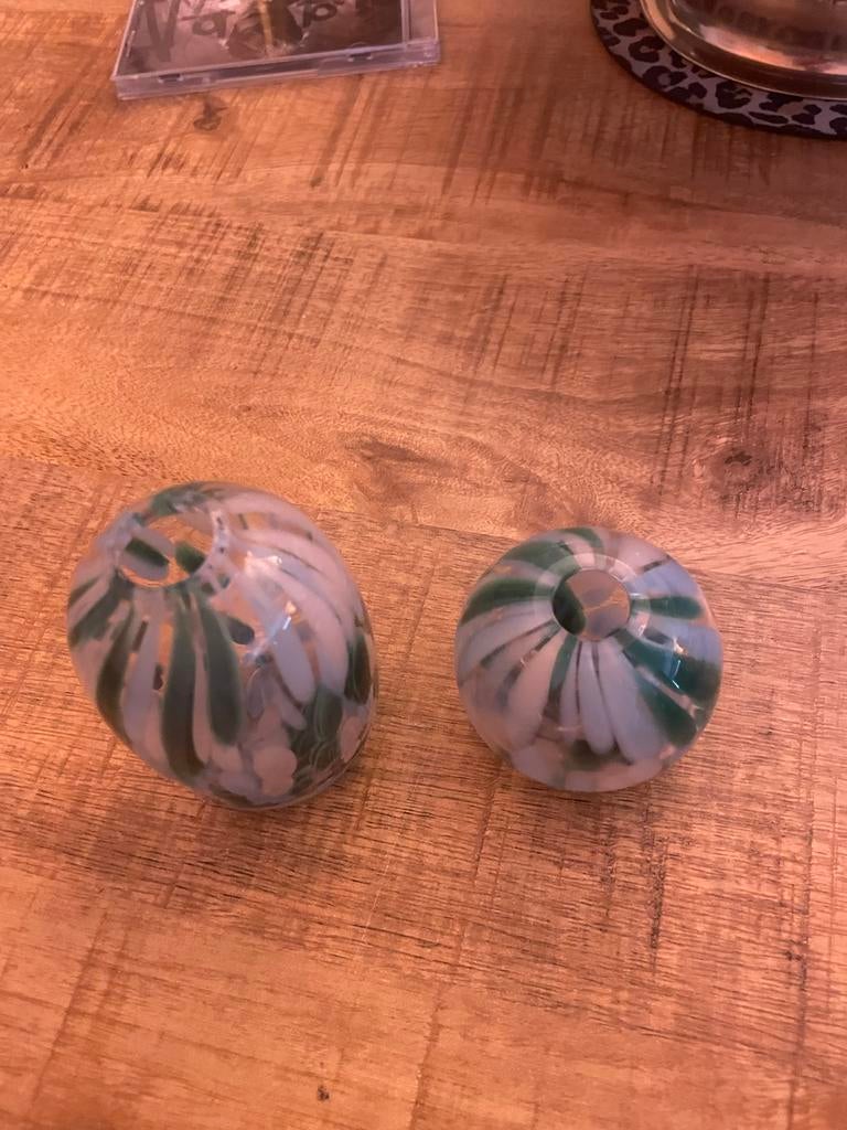 Twee kleine glazen vaasjes, groen en wit, Ophalen of Verzenden