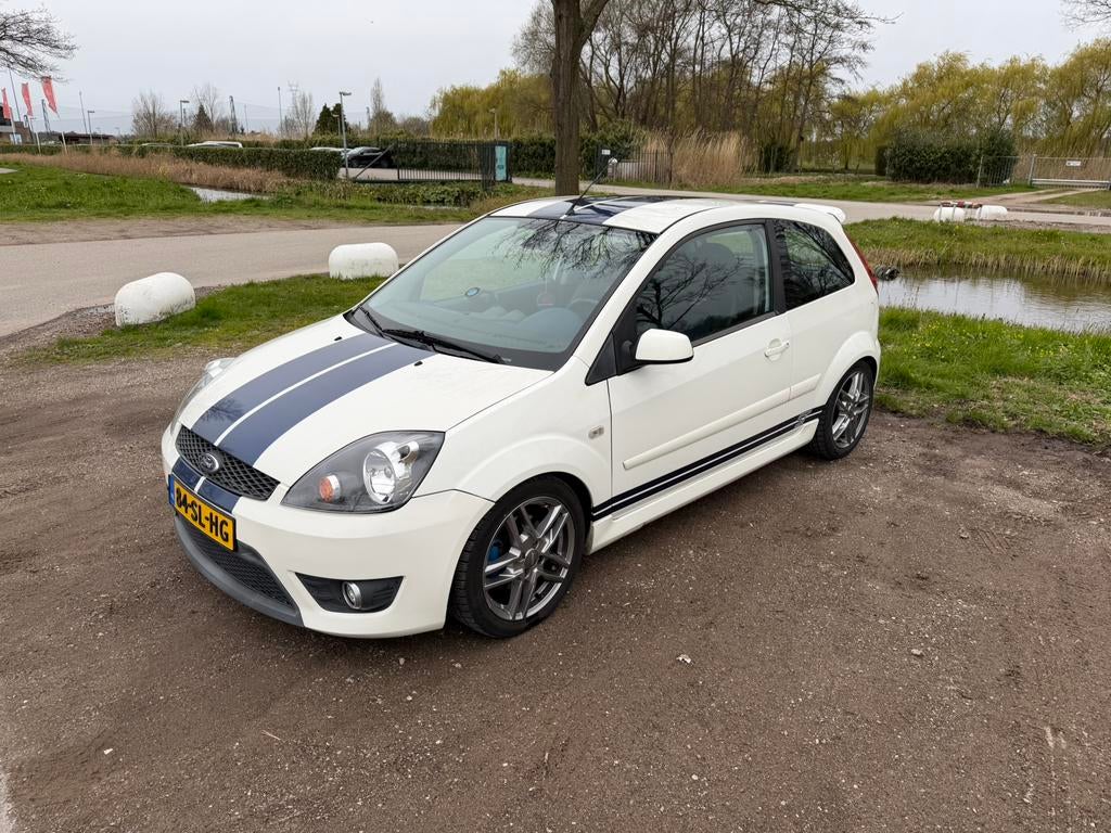 Ford Fiësta 2.0 16V ST 3DR 2006 Wit, Auto's, Ford, Voorwielaandrijving, 4 cilinders, Leder en Stof, Handgeschakeld