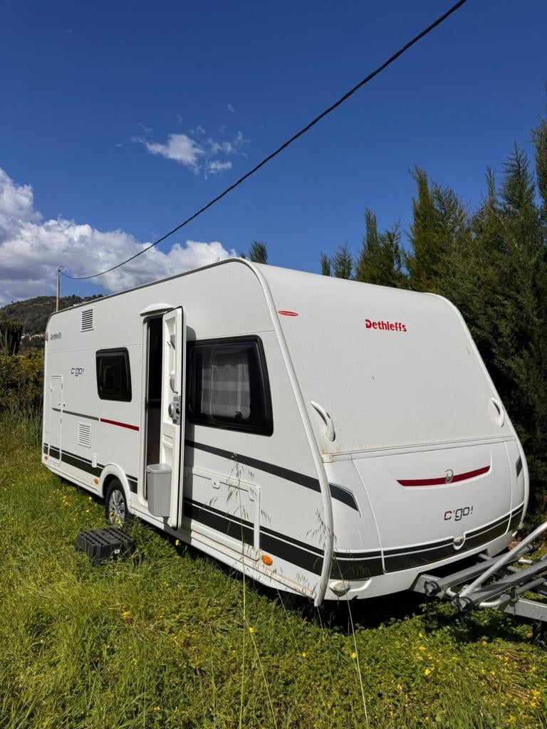 Dethleffs C’Go 495 QSK 2023 met 3 stapelbedden + AIRCO zgan!, Dwarsbed, Treinzit, Particulier, Schokbreker