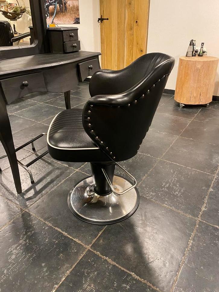 Super stoere kappersstoel met pomp, Huis en Inrichting, Stoelen, Gebruikt, Eén, Leer, Zwart, Ophalen