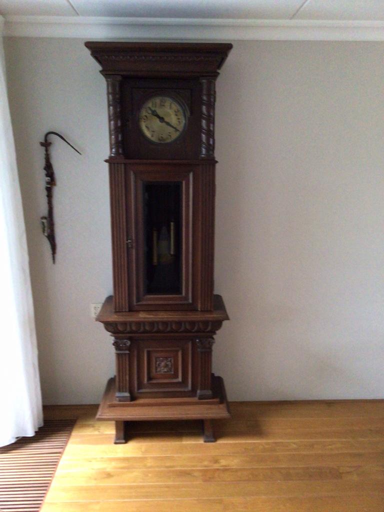 Grootvaders staande klok, Ophalen