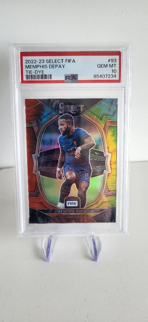 2022 Panini Select Memphis Depay PSA 10 tie-dye /49, Verzamelen, Verzenden, Zo goed als nieuw, Buitenlandse clubs, Poster, Plaatje of Sticker