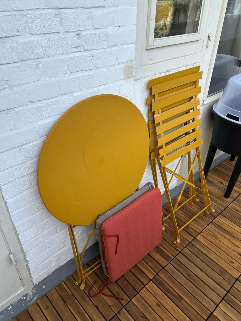 Gele tuintafel met stoelen en kussen, Ophalen, Gebruikt, Rond, Metaal