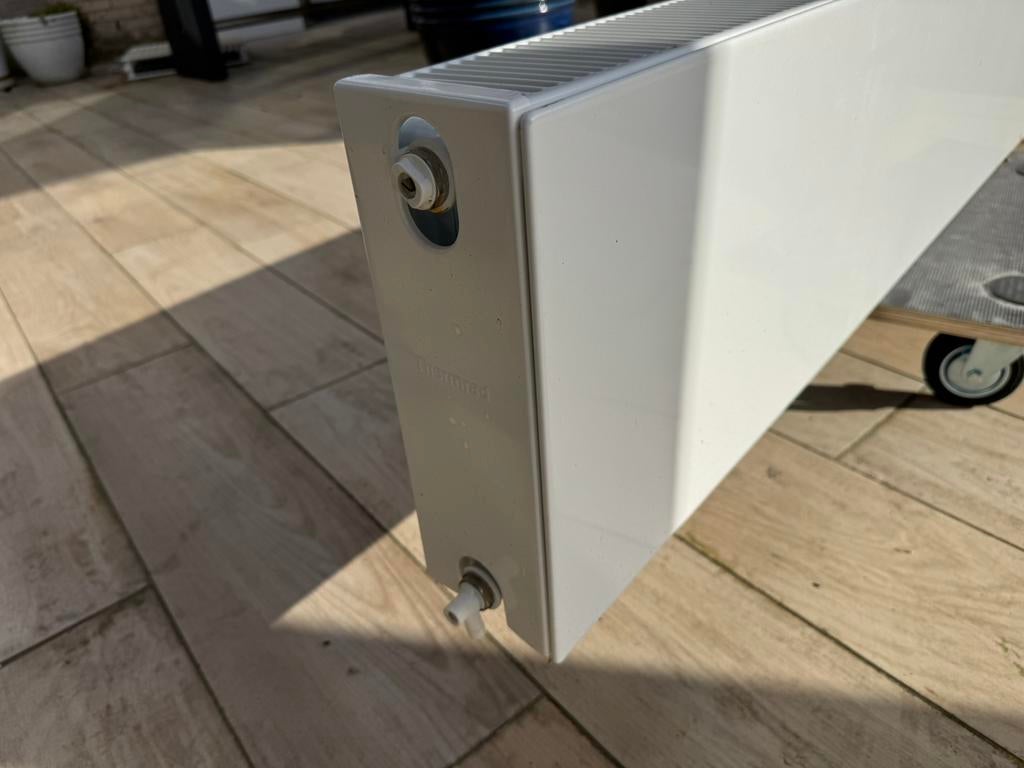 CV radiator mooie vlakke witte voorzijde., 30 tot 80 cm, Radiator, Ophalen of Verzenden, Zo goed als nieuw