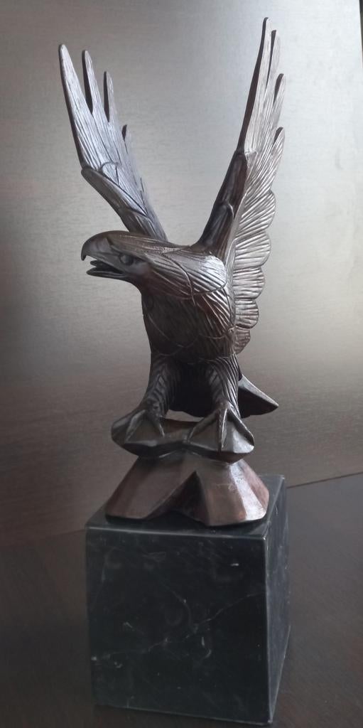 Houten beeld Arend, adelaar sculptuur op marmeren sokkel, Antiek en Kunst, Kunst | Beelden en Houtsnijwerken, Ophalen of Verzenden