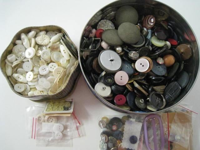 2 dozen met knopen en gespen, witte en gekleurde, Hobby en Vrije tijd, Naaien en Fournituren, Ophalen of Verzenden, Nieuw, Knoop of Knopen