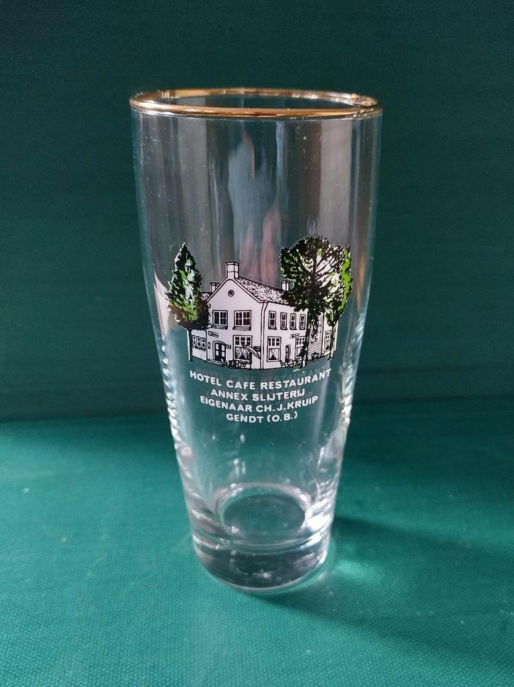 vintage bierglas Cas Kruip, De Klok, Gendt - Lingewaard, Verzamelen, Glas en Borrelglaasjes, Gebruikt, Bierglas, Ophalen of Verzenden
