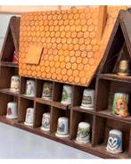 14x vingerhoedjes vinger hoedjes antiek in houten huisje, Reliëf, Ophalen of Verzenden, Zo goed als nieuw, H