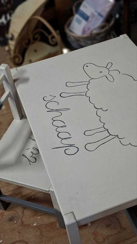 Kindertafel met 2 stoeltjes - wit/grijs met schaap, Kinderen en Baby's, Kinderkamer | Tafels en Stoelen, Ophalen, Zo goed als nieuw