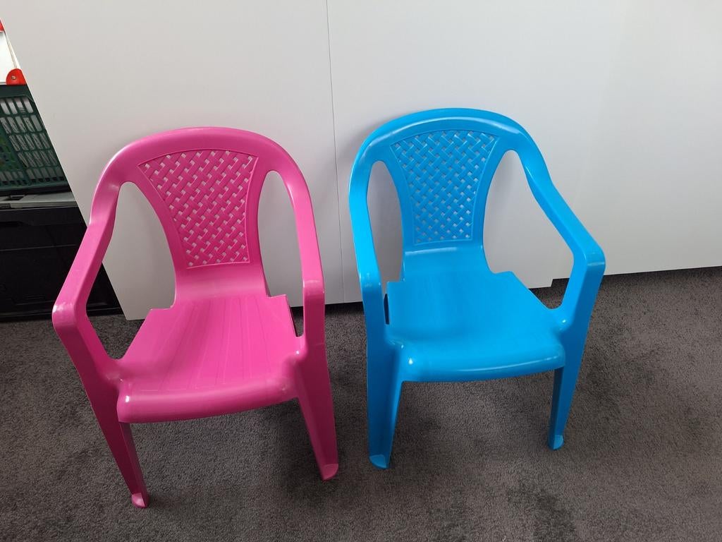 2 kinderstoeltjes, roze en blauw, van kunststof, Kinderen en Baby's, Kinderstoelen, Ophalen, Zo goed als nieuw, Overige typen