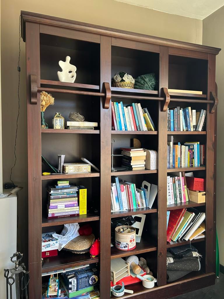 Donkerbruine houten boekenkast met ladder - Classic Design, Huis en Inrichting, Ophalen, Met plank(en), 200 cm of meer, 50 tot 100 cm