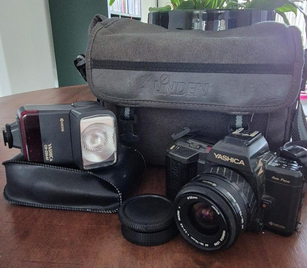 Yashica fotocamera met lens en flitser - werking onbekend, Audio, Tv en Foto, Fotocamera's Analoog, Ophalen of Verzenden, Niet werkend
