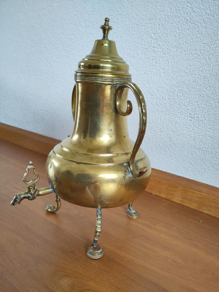 Koperen kraantjeskan met deksel en drie poten, Ophalen