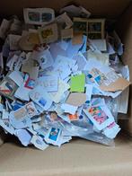 Ongeveer 9 kilo zegels meest op papier, Postzegels en Munten, Postzegels | Nederland, Ophalen of Verzenden