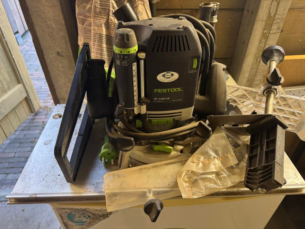 Festool OF 2200 EB Bovenfrees met Basis Tafel en Accessoires, Ophalen, Zo goed als nieuw, Elektrisch, Bovenfrees