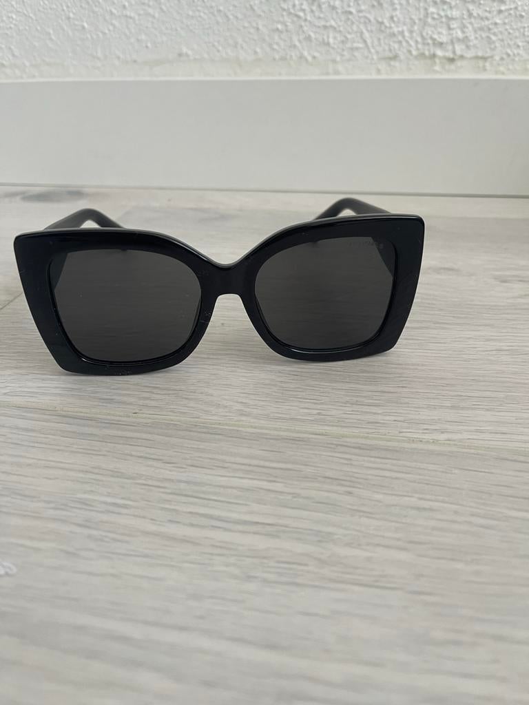 Stijlvolle Zonnebril met Chanel Logo, Sieraden, Tassen en Uiterlijk, Zonnebrillen en Brillen | Dames, Overige merken, Zonnebril