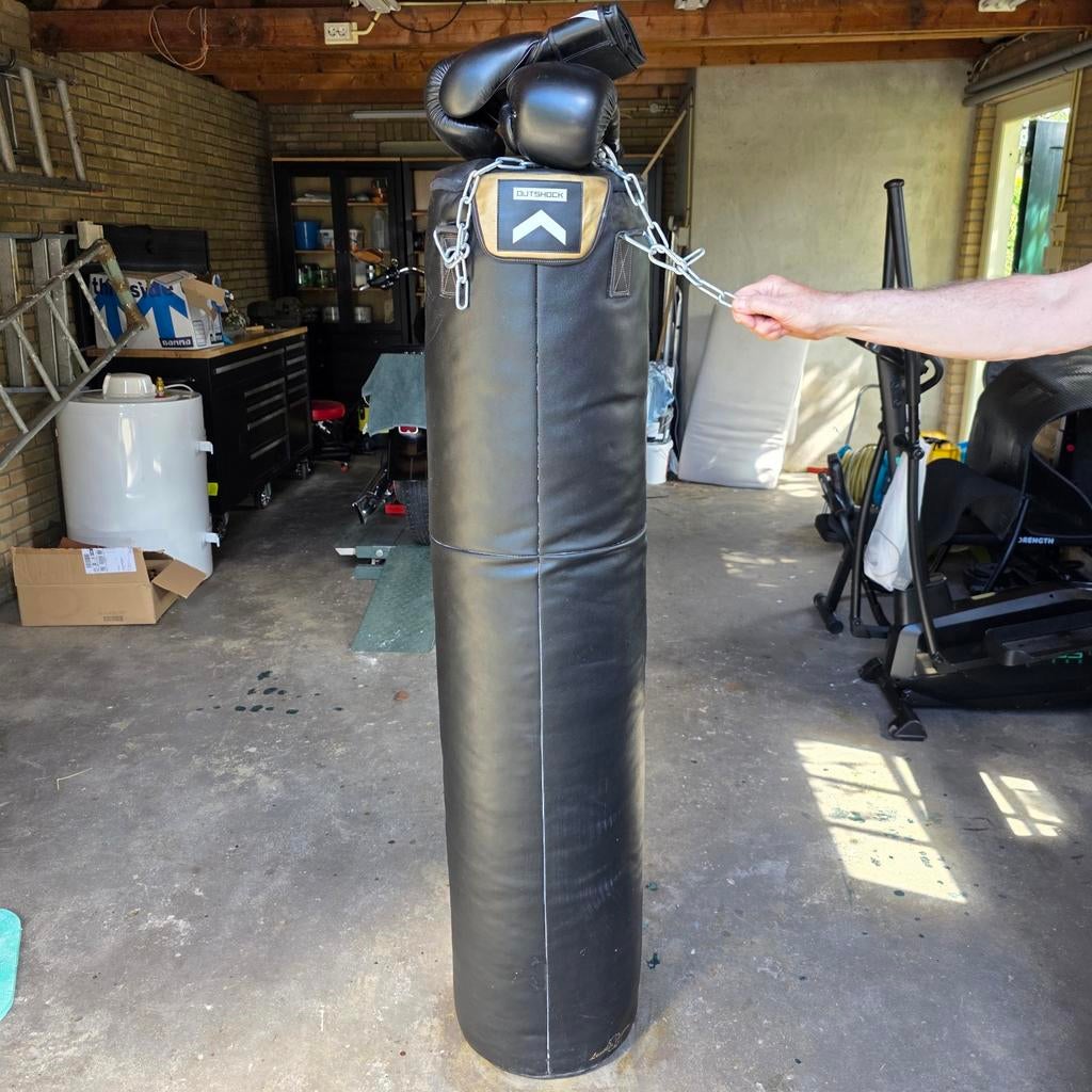 Boksbal Outshock met nieuwe bokshandschoenen, Sport en Fitness, Ophalen, Zo goed als nieuw, Bokszak