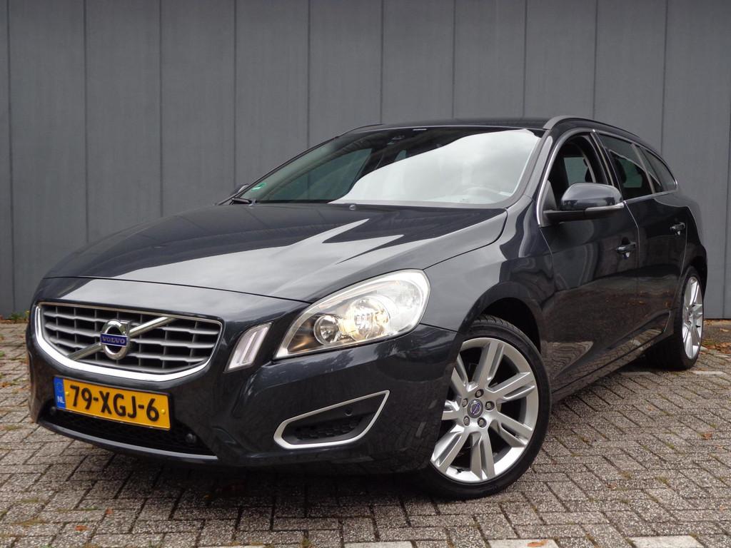 Volvo V60 1.6 T3 Momentum Echte DealerAuto&Onderhoud, Voorwielaandrijving, Gebruikt, Zwart, 4 cilinders