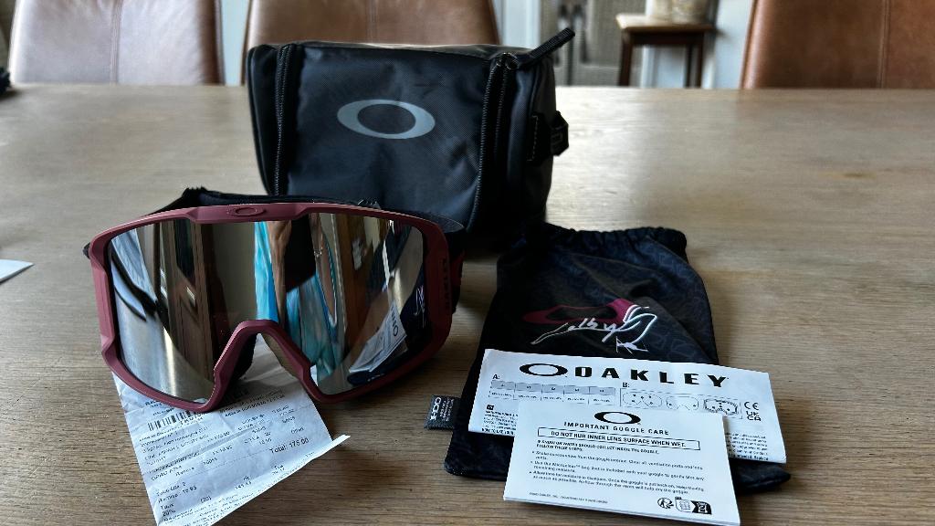 Skibril merk Oakley type Prizm (bordeaux-rood, nieuw), Sport en Fitness, Skiën en Langlaufen, Overige merken, Overige typen, Nieuw