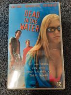 DEAD IN THE WATER! Aktie Thriller Op VIDEO!, Vanaf 16 jaar, Ophalen of Verzenden, Zo goed als nieuw, Thrillers en Misdaad