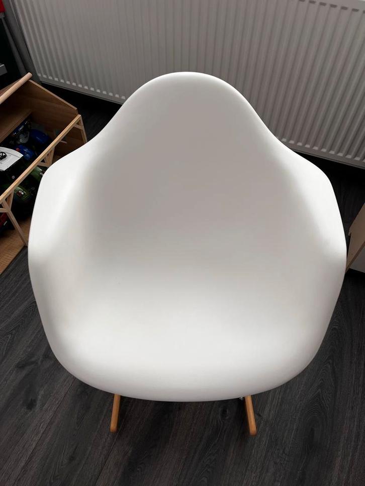 Witte Schommelstoel - charles eames RAR replica, Huis en Inrichting, Stoelen, Zo goed als nieuw, Eén, Hout, Wit, Ophalen